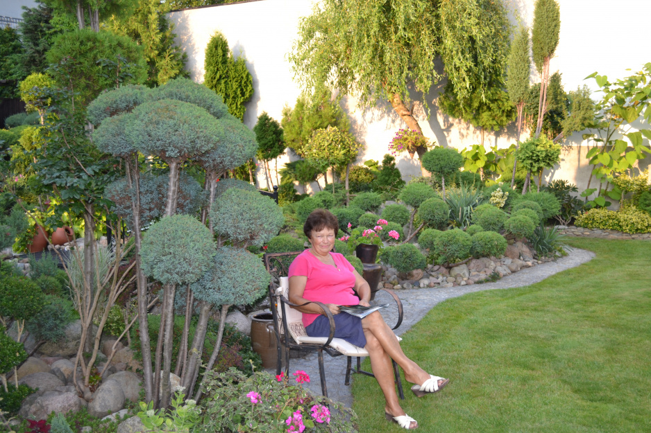Moja Mama wypoczywająca w ogrodzie.