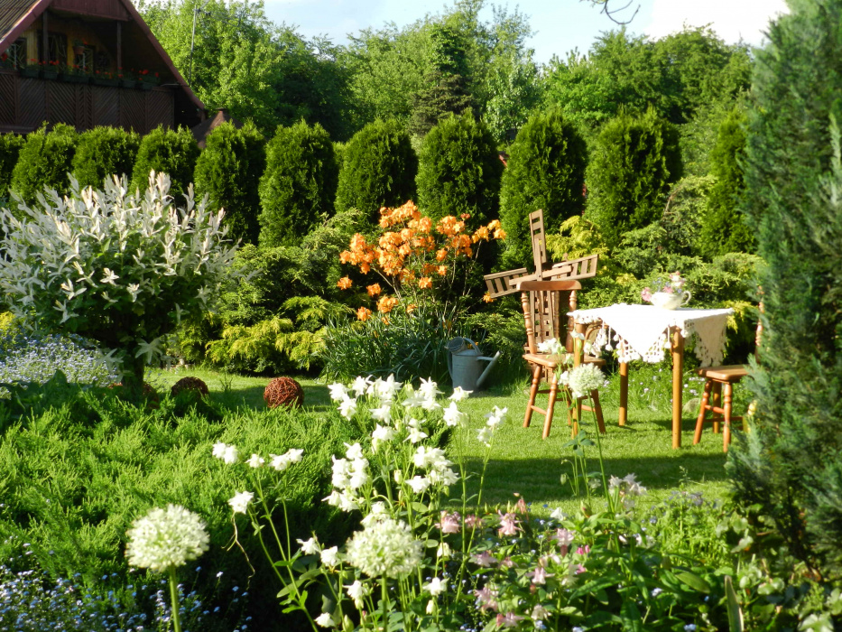 W ogródku,stolik dla gości zawsze jest przygotowany.Takich miejsc jest kilka w zależności ile osób nas odwiedza :)