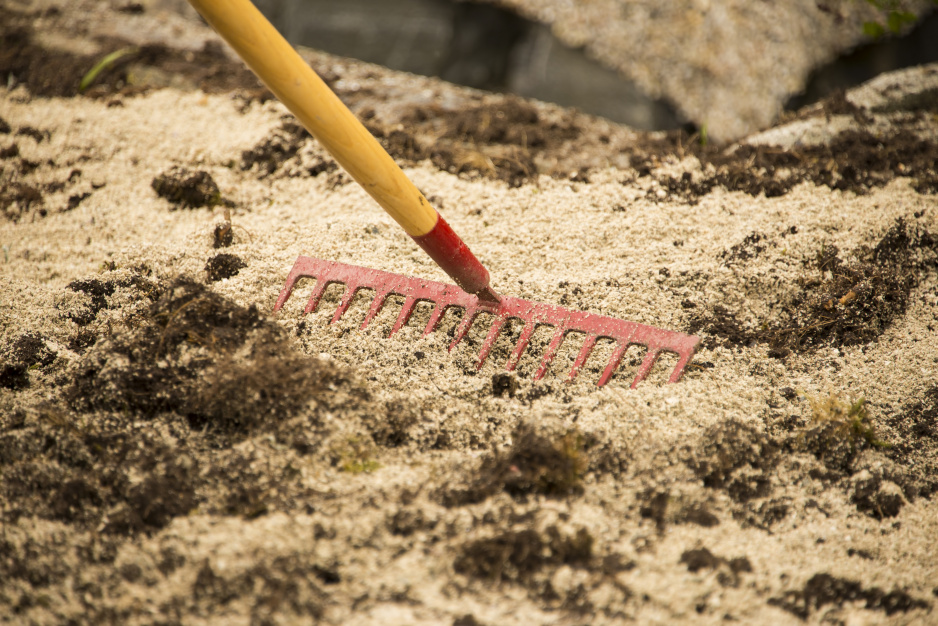 Właściwości gleby gliniastej lub ilastej polepszamy, dodając 5-10 kg piasku na metr kwadratowy uprawianej powierzchni (zdj. Fotolia.com).