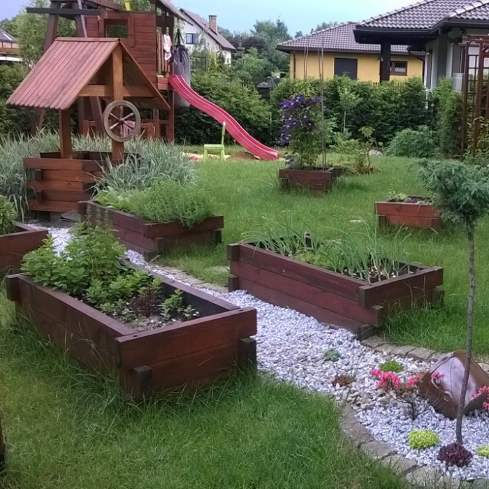 Ogród z ziołowymi skrzyniami.