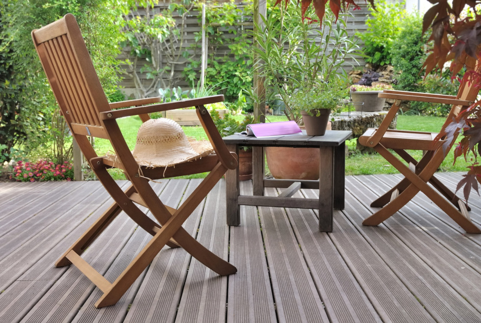 Dzięki odpowiedniej pielęgnacji ulubione drewniane stoliki i krzesła przetrwają każde niekorzystne warunki (zdj.: Fotolia.com)