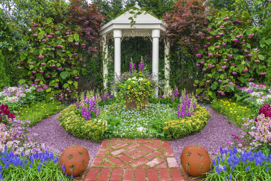 Ponadczasowa w kontekście projektowania ogrodów wydaje się być symetria - stwarzająca wrażenie porządku i spokoju. (zdj.: Adobe Stock)