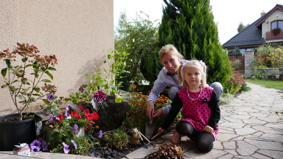 Moja córka uwielbia pomagać w pracach ogrodniczych, tutaj sadzimy cebulki kwiatów wiosennych :)