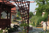 „Elementy małej architektury ogrodu polecam zabezpieczyć drewnochronem”, radzi Franciszek Grzegoszczyk. 