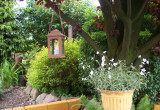 Lampka pozwala podziwiać ogród także po zmroku.