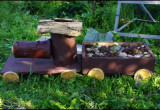 Uwielbiam robić ozdoby do ogrodu, to akurat donica w kształcie pociągu z rojnikami :)