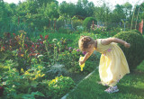 Córeczka Mirony Semeradt chętnie pomaga w ogrodzie.