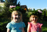 Nasze ogrodowe nimfy <3 Dzieciaki w ogrodzie są bardzo szczęśliwe i na nudy nie ma czasu.Na zdjęciu wianki zrobione przez dziewczyny z małą pomocą babci.