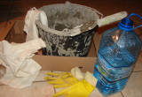1. Przygotowane stanowisko pracy: wiadro, woda, mieszadło i gumowe rękawice.