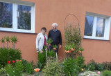 Dziadkowie w przydomowym ogródku