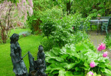Mała fontanna to jeden z wielu detali ozdobnych, które można spotkać w naszym ogrodzie