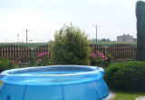W upalne dni można ochłdzic się w ogrodowym basenie.