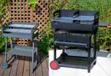  Grill prostokątny dla profesjonalistów z kolekcji Master grill&party (po lewej) daje możliwość jednoczesnego grillowania na dwóch różnych wysokościach rusztu.  Na zdjęciu po prawej grill podłużny z dzieloną misą (dla profesjonalistów).