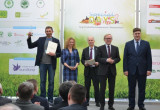 Redaktor naczelny "Mojego Pięknego Ogrodu" Grzegorz Pawlik odbierający nagrodę przygotowaną przez organizatorów targów z okazji 20 lecia magazynu.