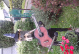 glownym elementem w ogrodzie jest drewniany dziadek grajacy na gitarze zrobiony przez mojego tate.