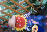 Ja tak właśnie wyobrażam sobie prawdziwego ogrodnika : spodnie ogrodniczki, gumowe butki z cholewką , wiaderko  ,słomiany kapelusz i uśmiech na słonecznej twarzy.Własnoręcznie wykonany ogrodnik.
