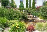 Oczko wodne z kaskadą jest atrakcyjnym elementem części wypoczynkowej ogrodu.