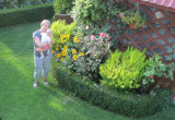 Siostra Ewa z córka Zuzanną zwiedzają ogród.