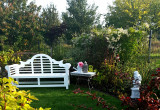 Biała ławka, to mocny akcent kolorystyczny, ale także pięknie rozjaśnia każde miejsce w ogrodzie. A w angielskim ogrodzie, nie mogło braknąć właśnie tego modelu ławki.