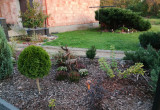 zdjecie przedstawia mój ogród domek krasnoludka i jelonek z drewna 