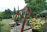 Huśtawka ogrodowa oraz stolik, który został wykonany od podstaw przez mojego tatę - Piotra. 