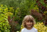 Nasz 5 letni synek Marcel w Naszym ogrodzie w towarzystwie tawułki, funkii, zawilca japońskiego, śliwy, pęcherznicy, berberysa i innych cudnych roślinek.
