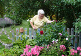 Babcia w swoim ogrodowym raju.