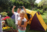 Po co wydawać pieniądze na pole namiotowe....u babci i dziadka w małym ogródku,zawsze znajdzie się miejsce a dzieciaki jakie szczęśliwe... :)
