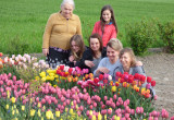 Rodzinnie tym razem z kuzynkami, mamą, córką zawsze jest wesoło i dużo śmiechu na moim małym poletku tulipanowym, który stworzyłam przy ogrodzie warzywnym.