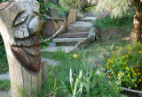 kamienne schody przy ogrodzie skalnym