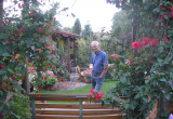Mąż Marek pomaga w pracach ogrodowych, tworzy architekturę ogrodową