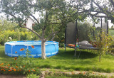 W ogrodzie jest też miejsce dla wnuków. Bawią się w basenie i na trampolinie.