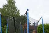 Gdy dorośli grilują, dzieci szaleją na trampolinie