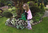Moja wnuczka uwielbia podlewać kwiaty. 