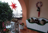 Wejście świąteczne do domu wita gości.