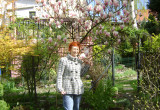 A to ja szczęśliwa koło kwitnącej magnolii