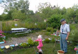 Dziadek Stefan pokazuje Karolince jak podlewać rośliny