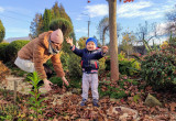 Wnuczek uwielbia zabawy w ogrodzie o każdej porze roku.