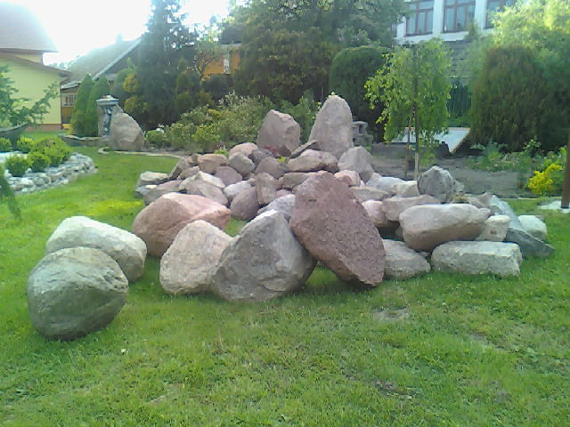 Kamień polny , przygotowany na budowę skalniaka .