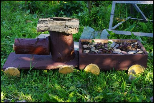 Uwielbiam robić ozdoby do ogrodu, to akurat donica w kształcie pociągu z rojnikami :)
