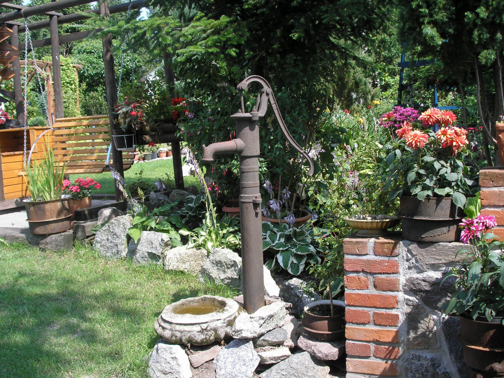 Starodawne przedmioty gospodarstw domowego zdobią ogród, służą jako donice do kwiatów