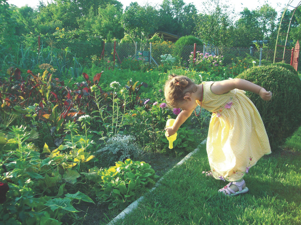 Córeczka Mirony Semeradt chętnie pomaga w ogrodzie.