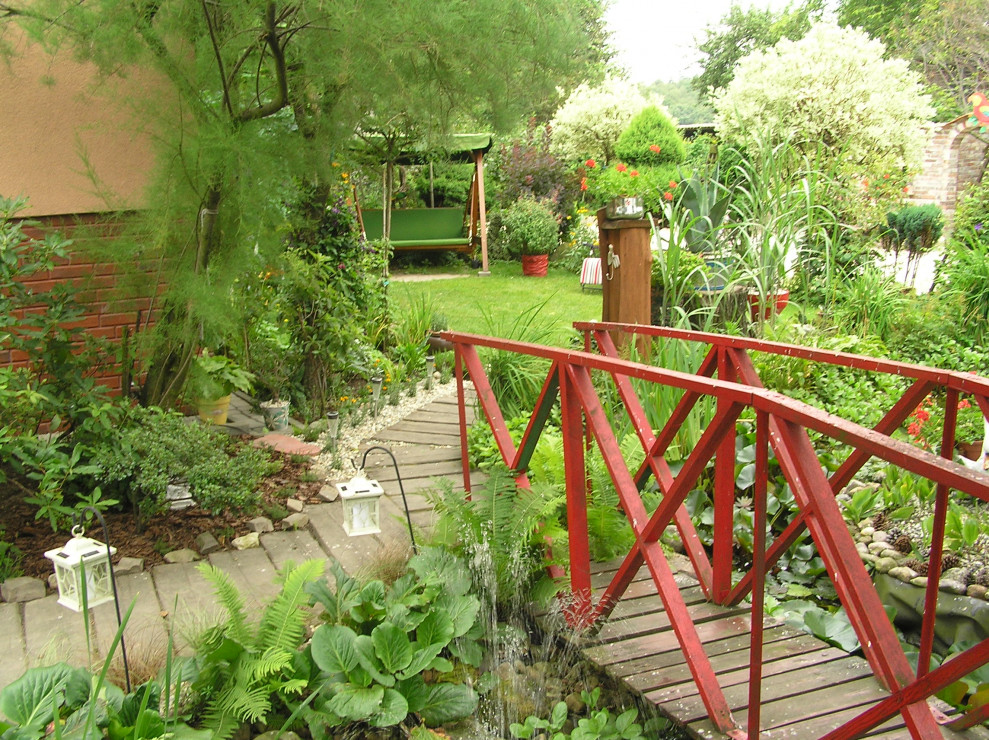 Ogród - przestrzeń dająca nam radość i odpoczynek to tutaj ochoczo przechodzę czerwonym mostkiem nad oczkiem.