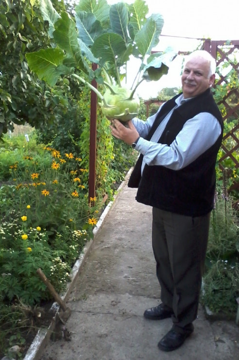 Ogrodnik dumny z wyhodowanego przez siebie okazu :)