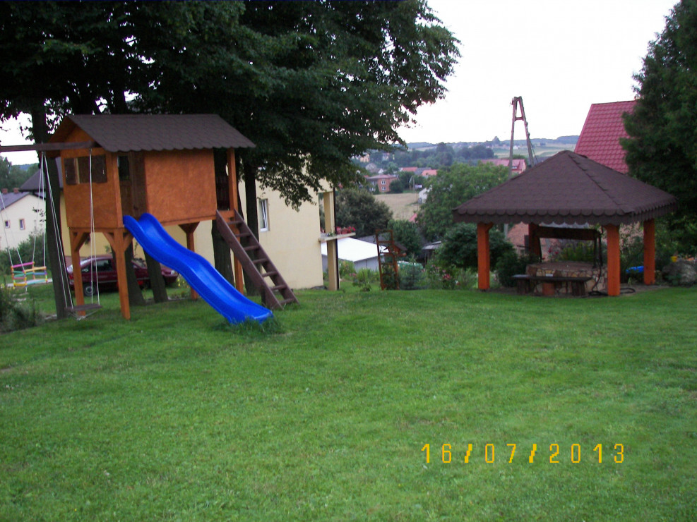 W cieniu 40-letnich grabów dzieci fajnie spędzają wolny czas