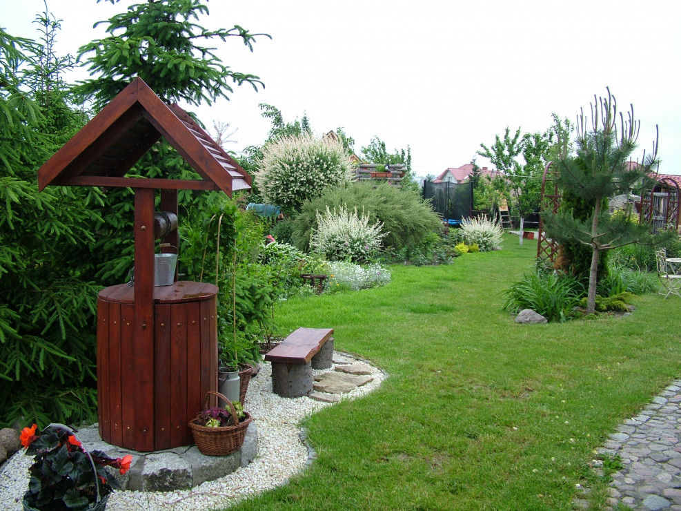 Widok, ukazujący się naszym oczom po przejściu pod pergolą, (która widoczna jest na pierwszym zdjęciu) własnoręcznie wykonana studnia i dalsza część ogrodu