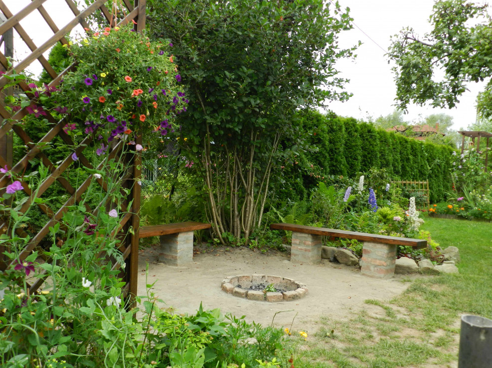 Jeszcze nie wykończony,ale już używany,zrobiony przez męża i synów kącik z paleniskiem