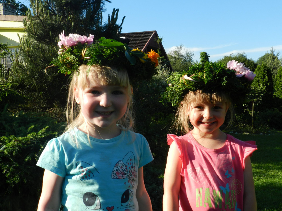 Nasze ogrodowe nimfy <3 Dzieciaki w ogrodzie są bardzo szczęśliwe i na nudy nie ma czasu.Na zdjęciu wianki zrobione przez dziewczyny z małą pomocą babci.
