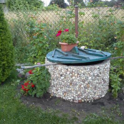 Studnia obłożona drobnymi kamieniami.