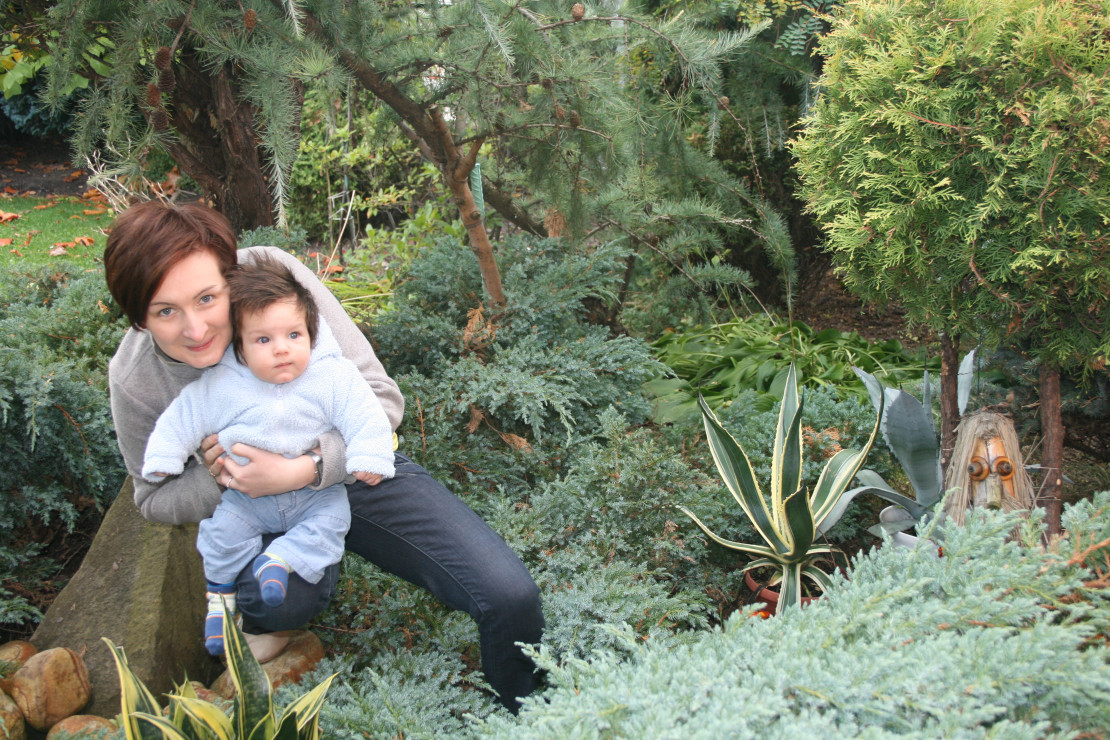 Franek z mamą w ogrodzie